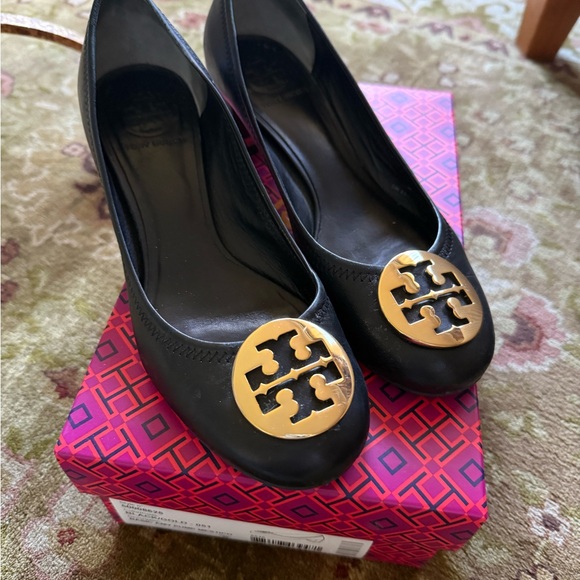 Tory Burch Black/Gold Amy Pump Mestico with Gold Emblem SZ 8 EUC - Picture 3 of 14